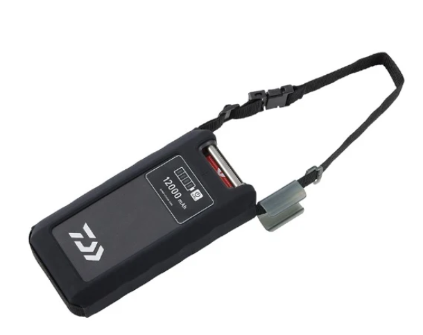 Аккумулятор Daiwa Super Lithium 12000 в силиконовом чехле с ремешком для переноски.