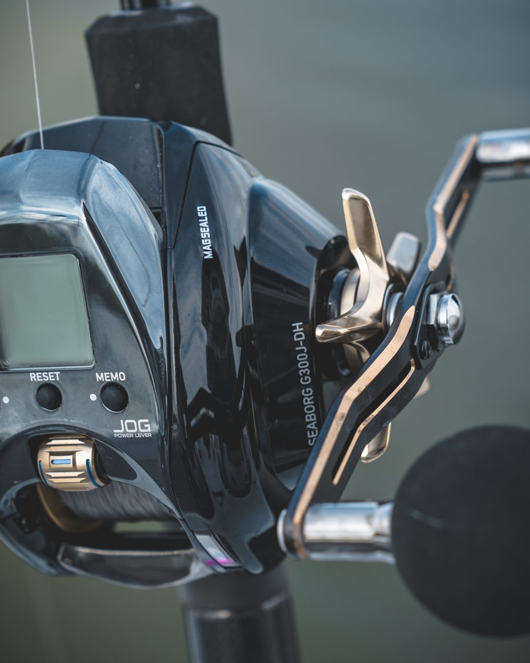 Рычаг управления двигателем Daiwa Seaborg 300J-DH крупным планом
